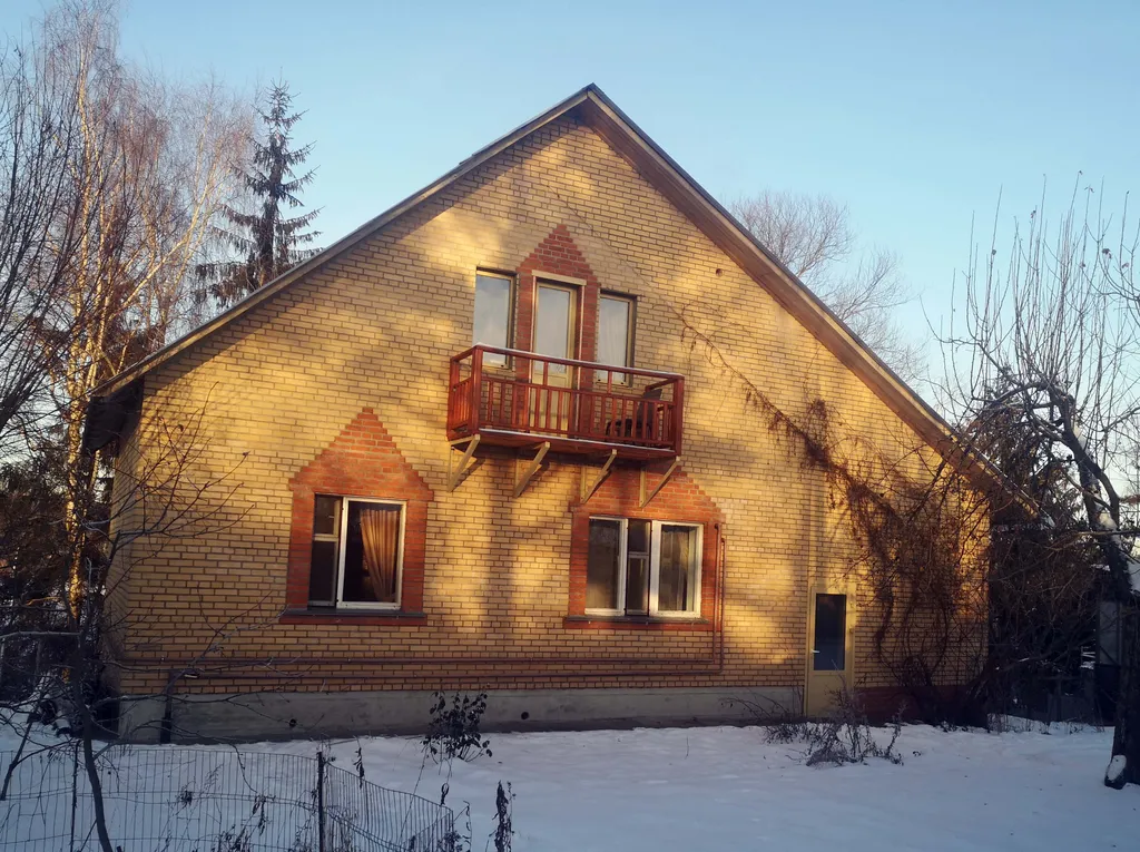 Вместительный, теплый дом на берегу реки Воря