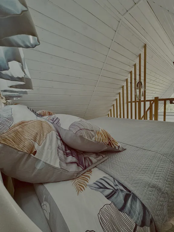 Дом A-frame с баней и джакузи под открытым небом в сосновом лесу