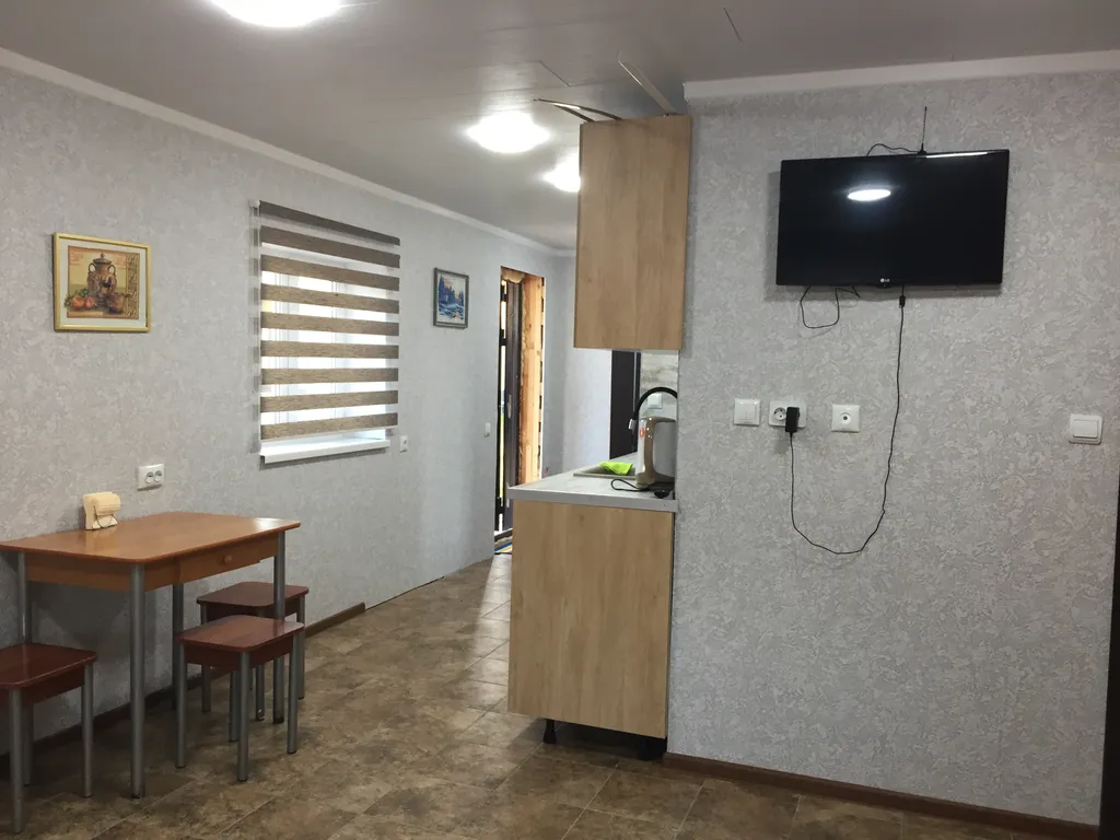 Цветочный домик у леса