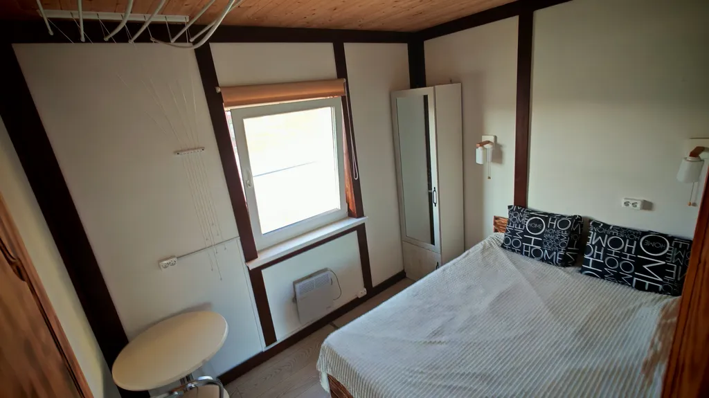 Дома и бани на берегу озера