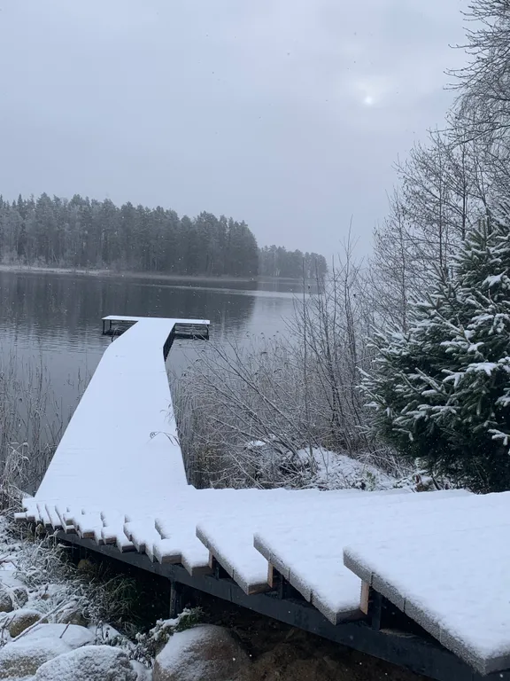 Уютный дом на берегу озера