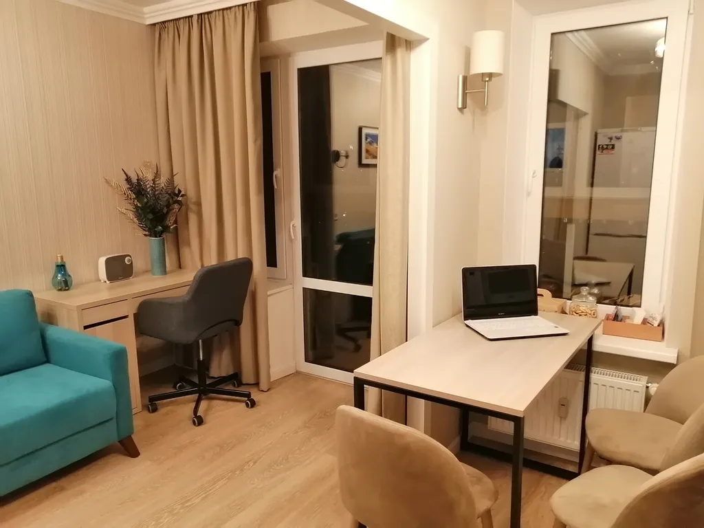 Студия с видом на город