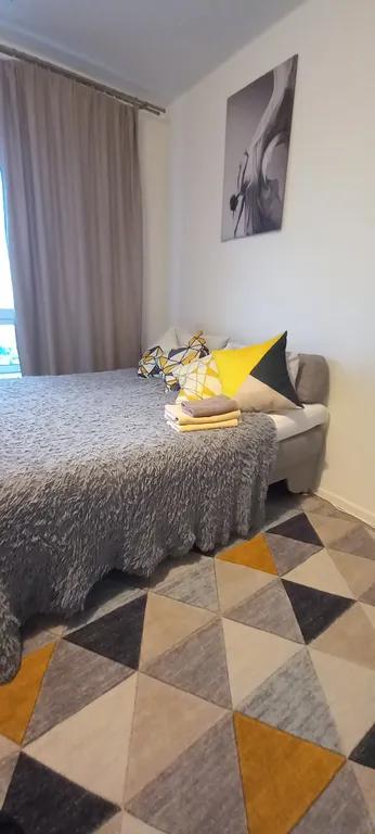 Студия с видом на завораживащие огни города