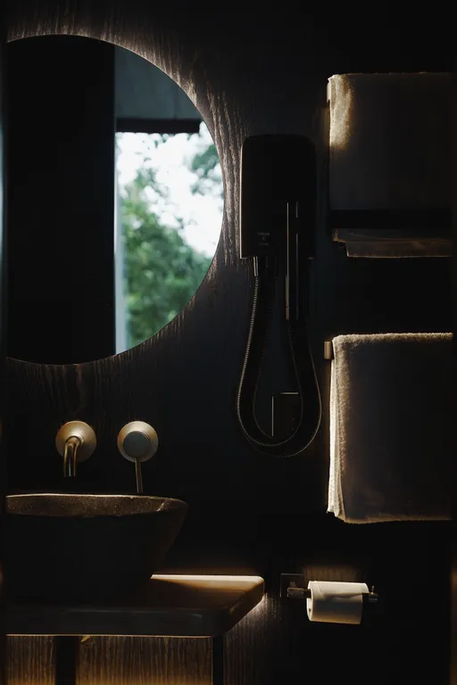 Дом на скале с панорамными окнами на реку Вуоксу