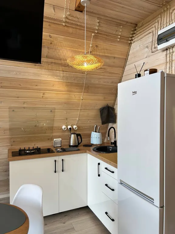 Стильный А-фрейм на берегу озера