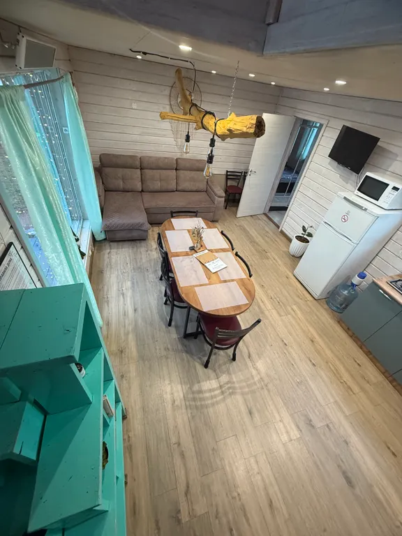 Уютный коттедж с панорамными окнами на берегу озера