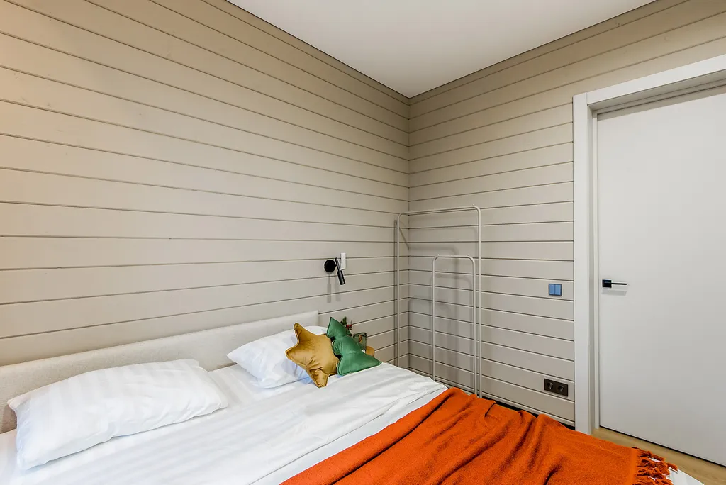 Уютный дом в окружении  леса