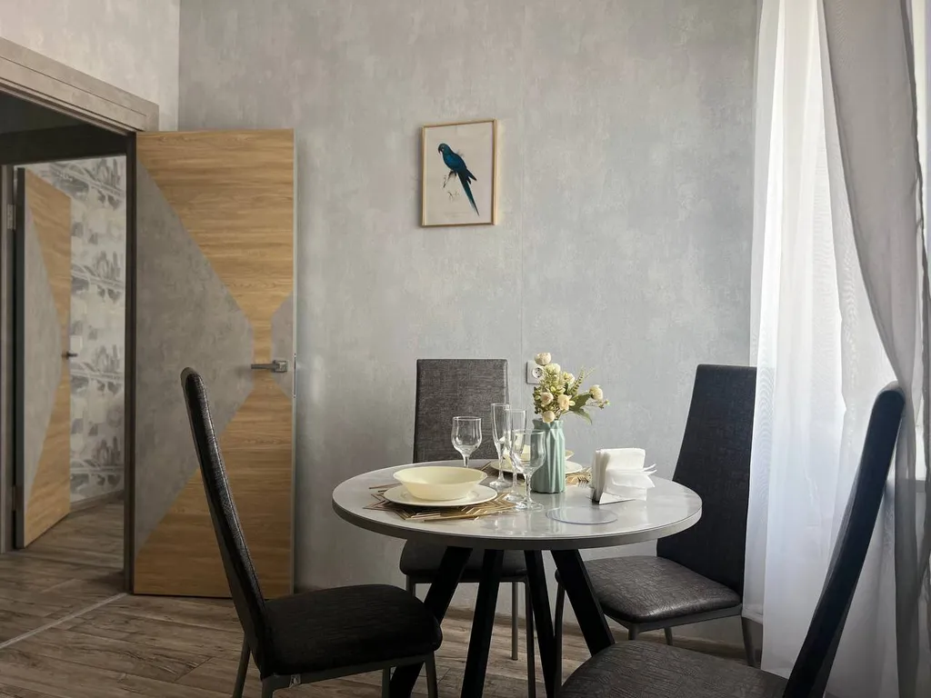 Новый апартамент с зоной отдыха на балконе