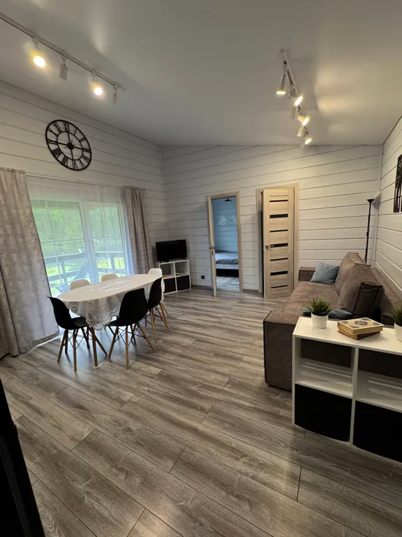 Просторный дом на берегу реки