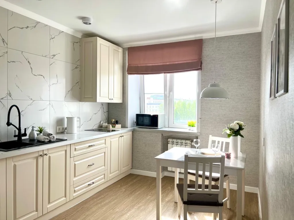 Стильный белоснежный апартамент в центре города, бесконтактный заезд