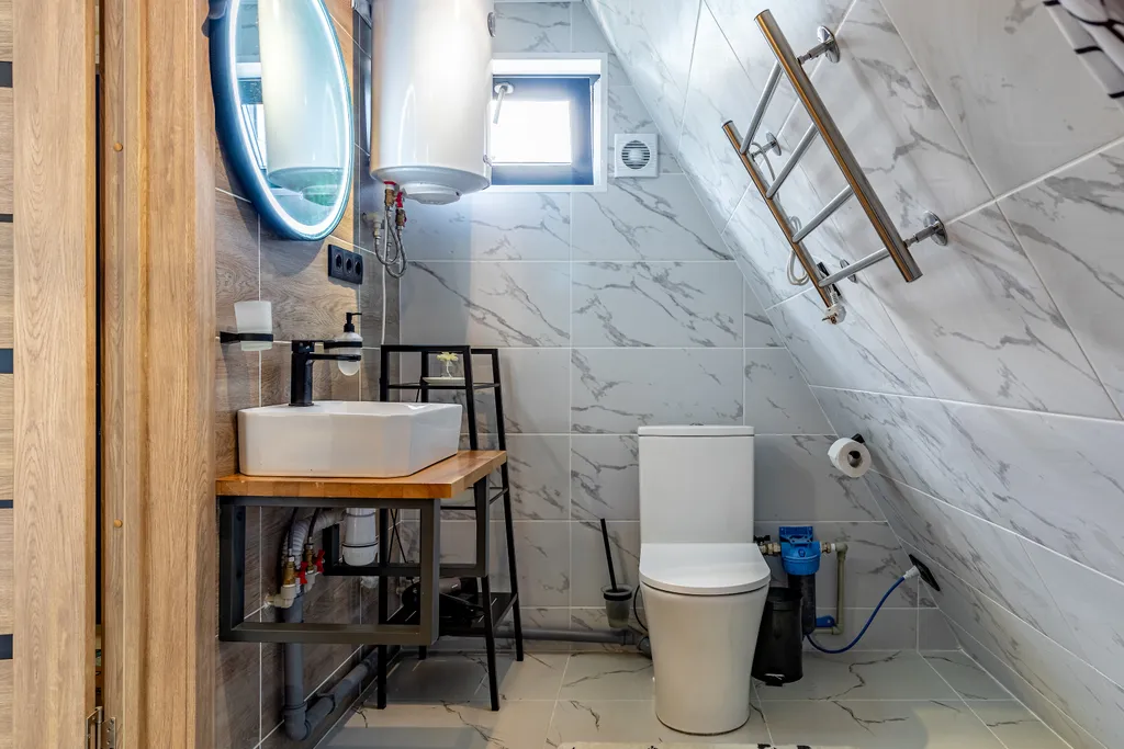 Дом шалаш в окружении леса рядом с озером