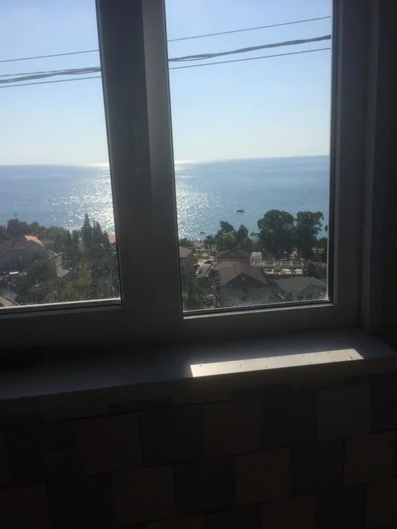 Уютная комната в центре города с видом на море