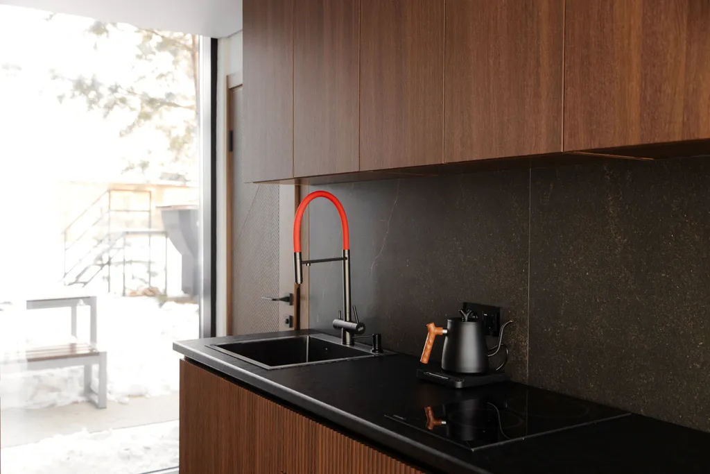 Современный дизайнерский дом с панорамным остеклением и видом на горы