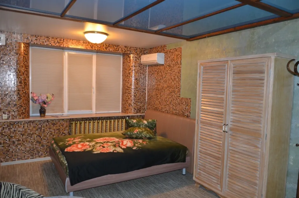 Квартира с большой кроватью и душевой кабиной