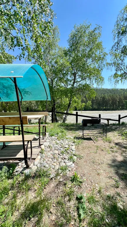 Уютный домик на берегу Катуни с видом на реку