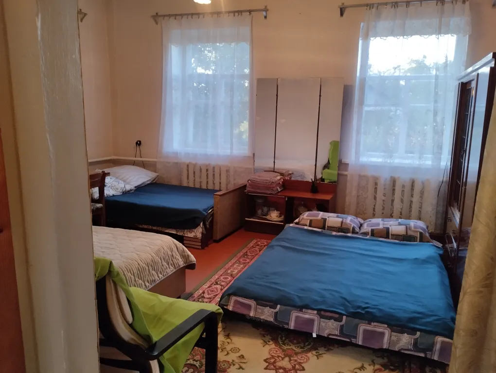 Деревенский домик с парковкой для большой и маленькой компании. Кругло