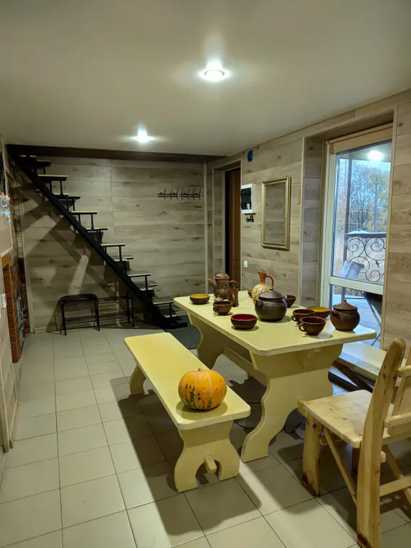 Дом с баней и пирсом на берегу пруда