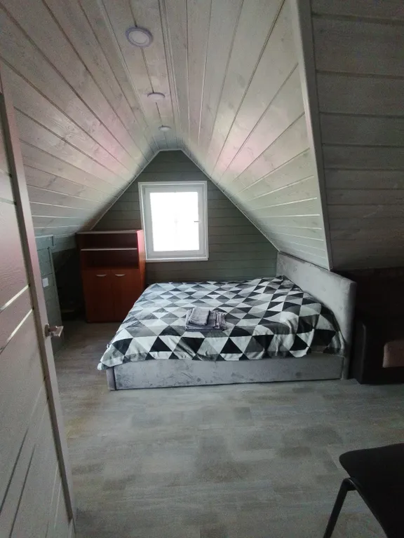 Уютный дом с беседкой на берегу озера