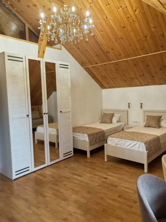 Четырехместный семейный номер с четырьмя кроватями в мансарде