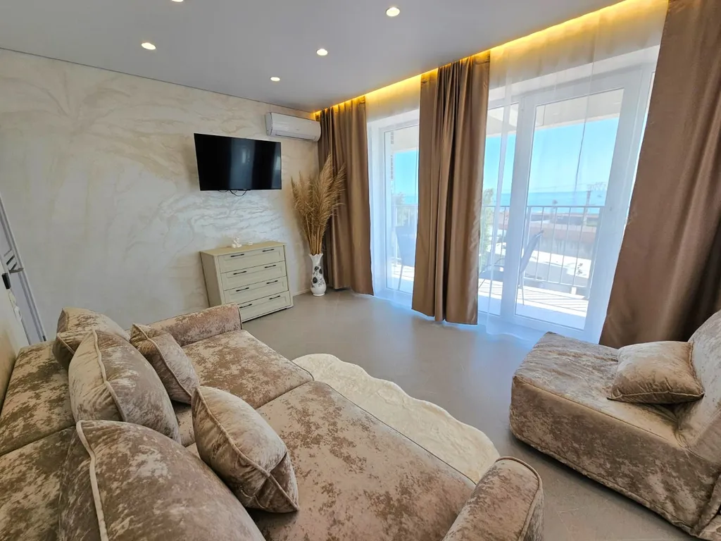 Большая квартира с видом на море