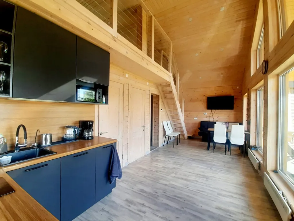 Дом с панорамными окнами и видом на озеро