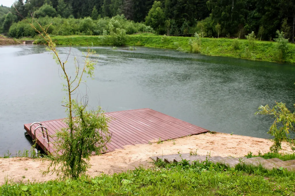 Дом на берегу реки с баней на дровах
