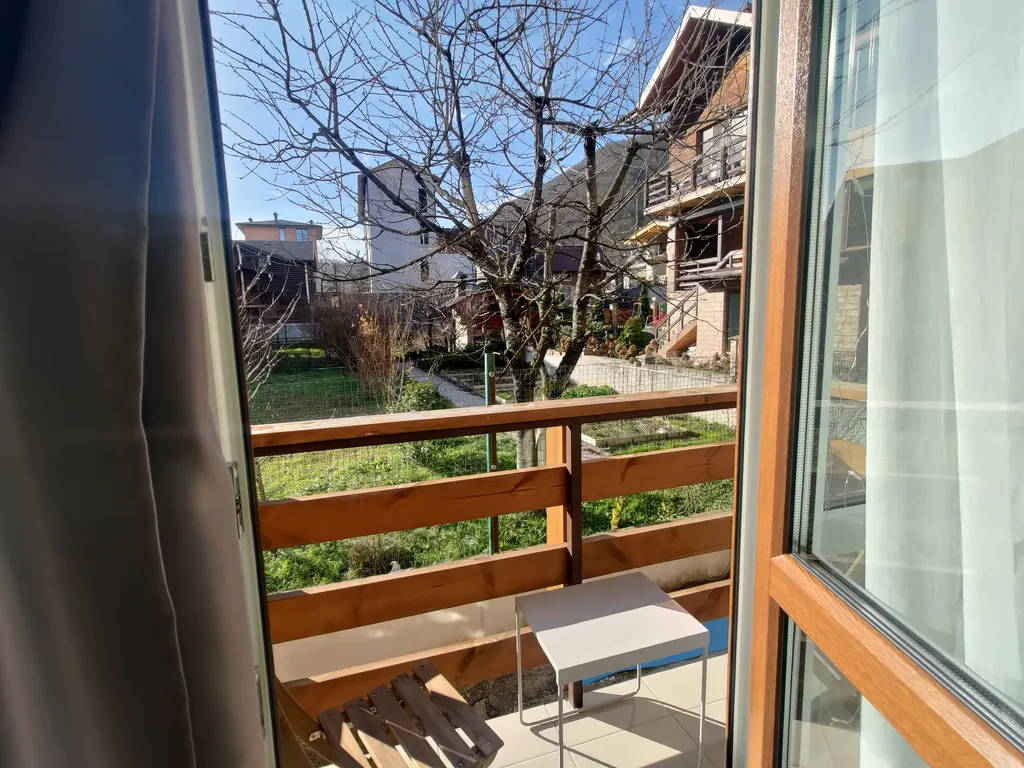 Удобная и уютная студия с балконом и видом на сад и горы