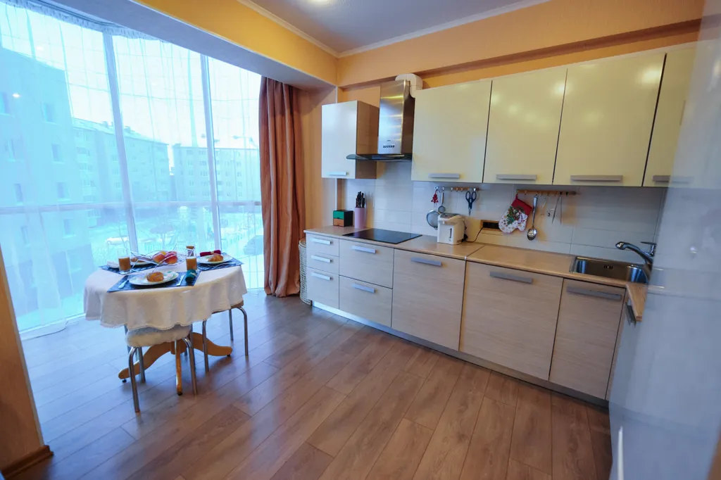 Уютная современная студия с удобным рабочим местом