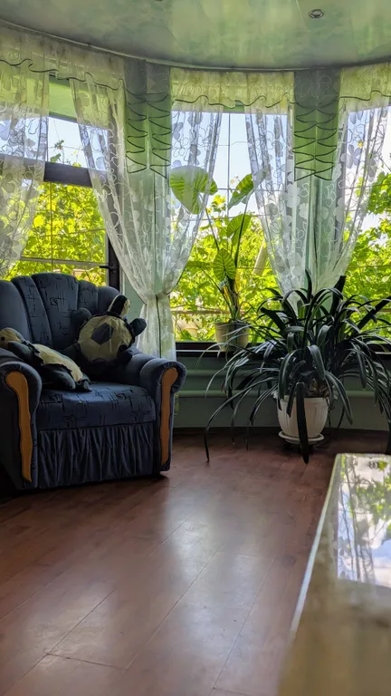 Большой уютный дом с камином и зоной для посиделок во дворе