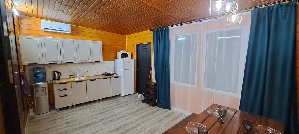 Домик у пруда с тёплым бассейном