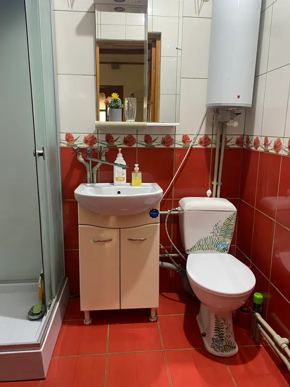 Дом и баня на берегу реки