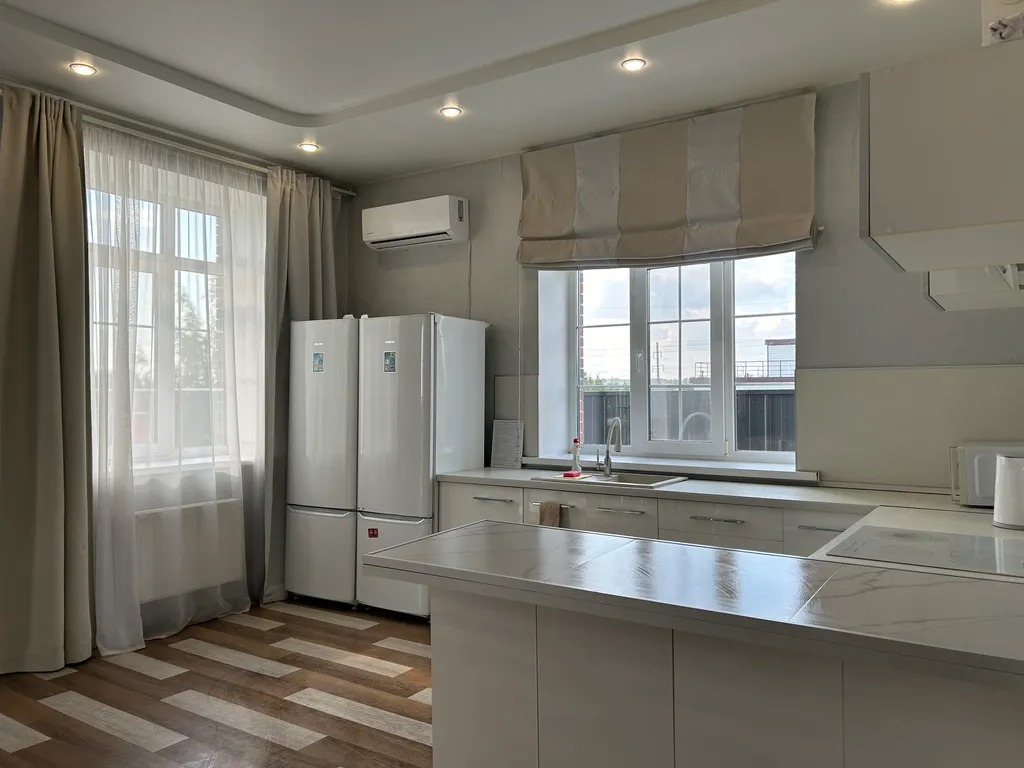 Гостевой дом среди леса с видом на озеро и город