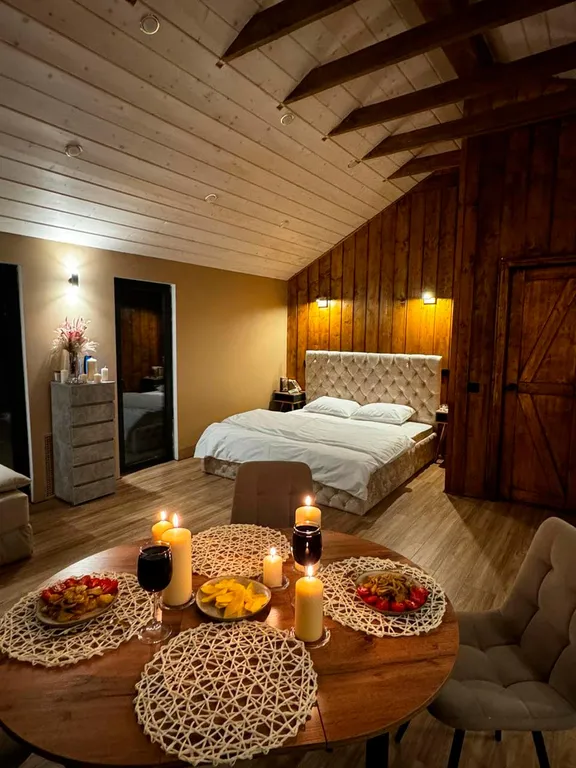 Домик в лесу с пятнистыми оленями и кроликами