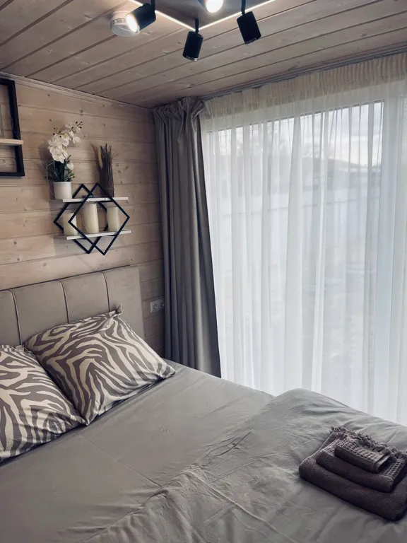 Уютный домик в тихом месте у реки