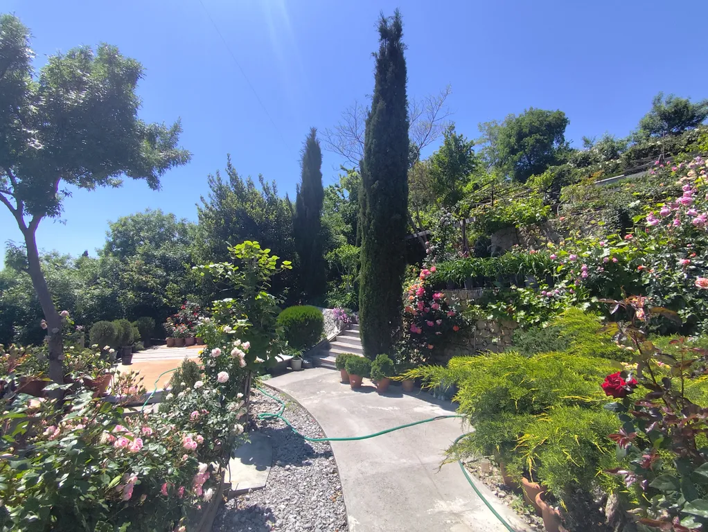 Уютный двухкомнатный домик в райском саду с видом на море