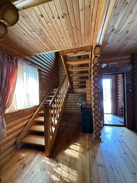 Деревянный домик возле моря