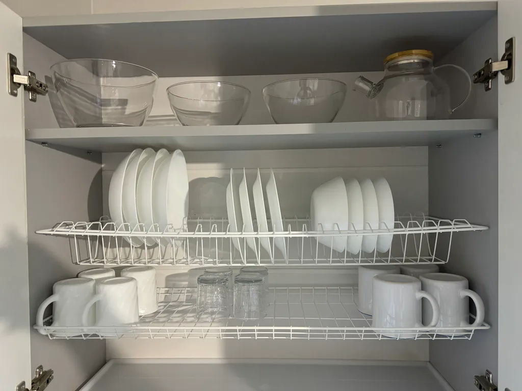 Уютная квартира-студия с большой кроватью и диваном