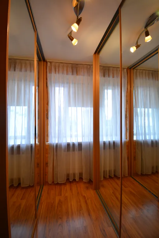 Трёхкомнатная квартира с раздельными комнатами двумя уборными и лифтом