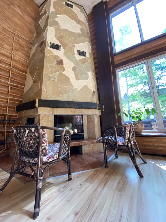 Уютный дом с камином в центре