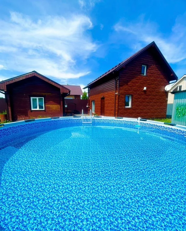 Дом с баней и бассейном