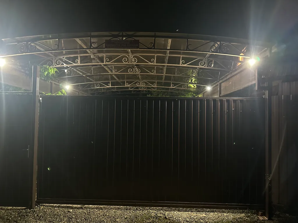 Уютный домик рядом с садом, хвойными деревьями, рядом с тц