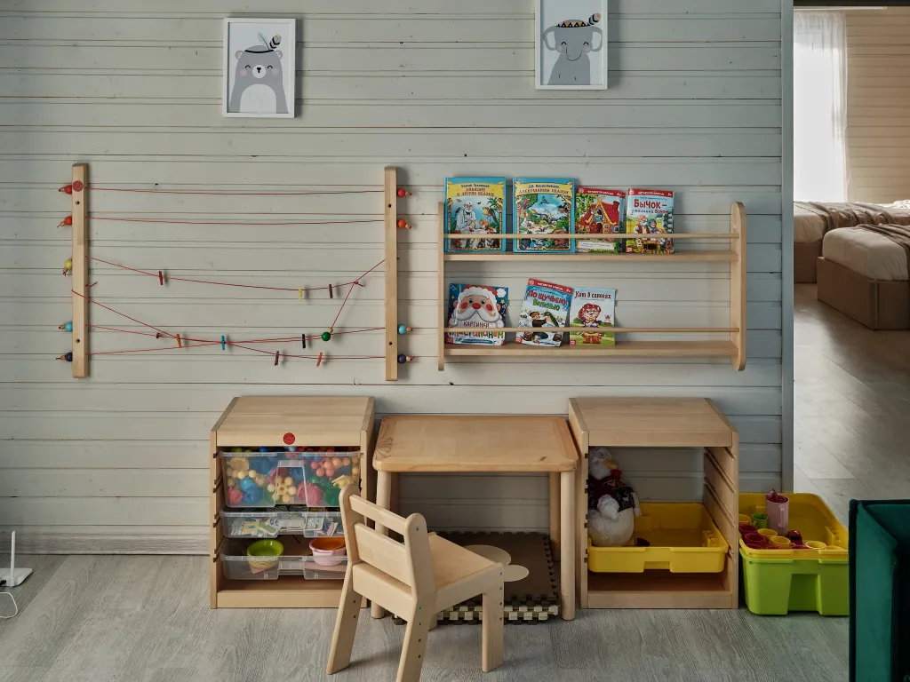 Творческий дом с игровой и полкой увлечений