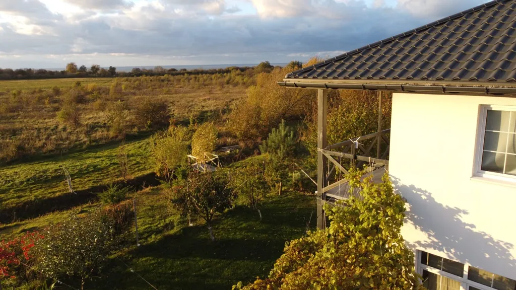 Дом с видом на море и отдельно стоящей баней.