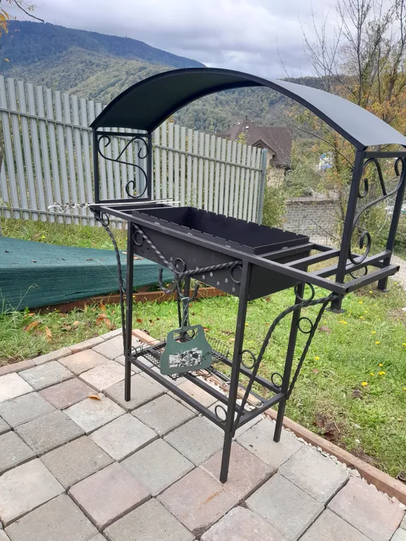 Современный мини-дом в горах недалеко от моря