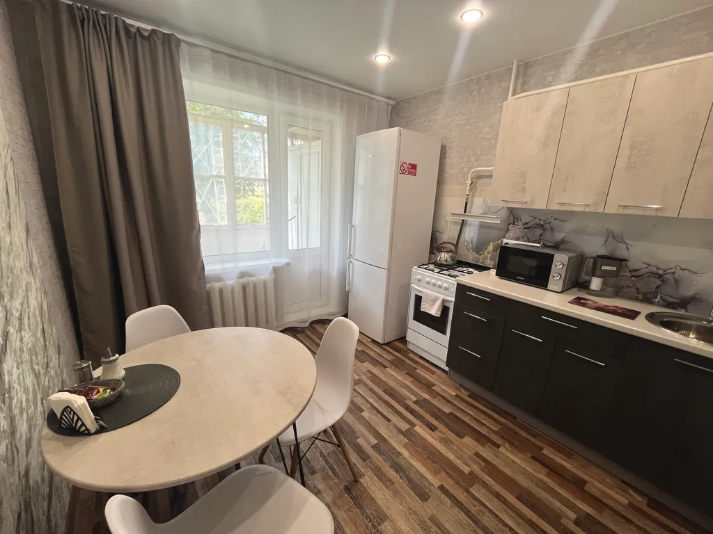 Квартира люкс в районе ДК Металлургов с большой кухней