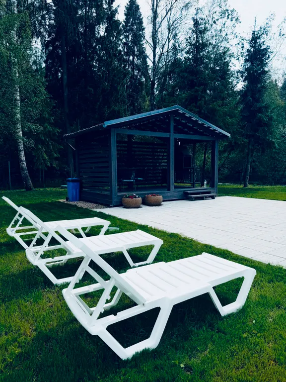 Дом в лесу у озера