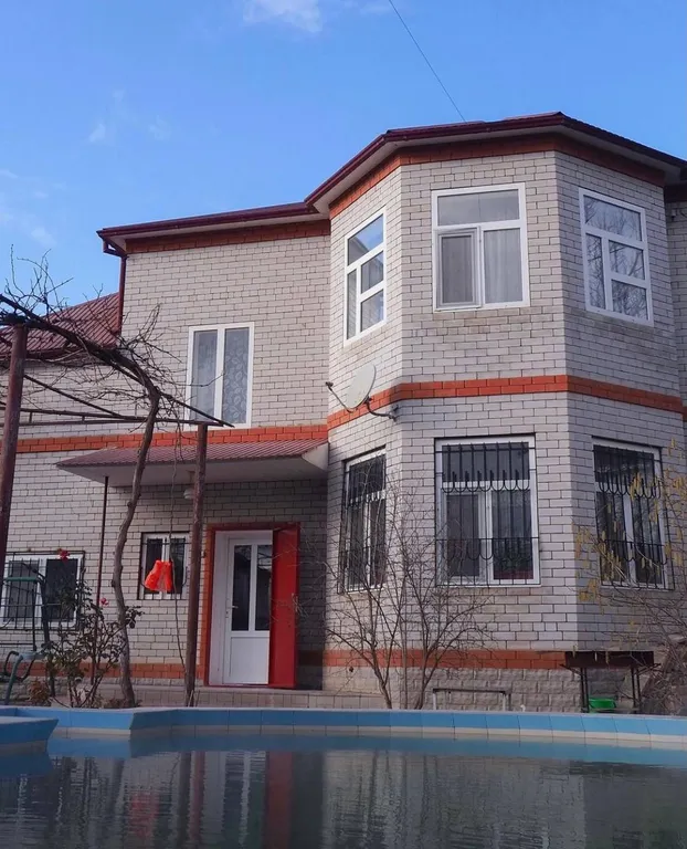 Коттедж с бассейном