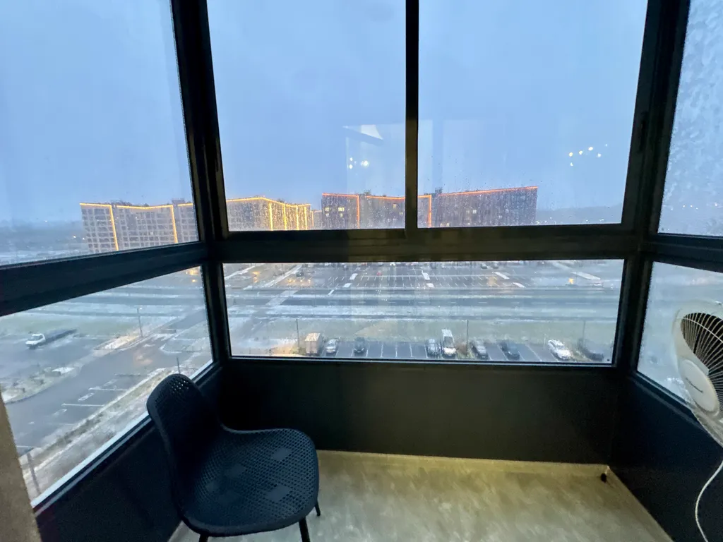 Светлая студия с видом на закат