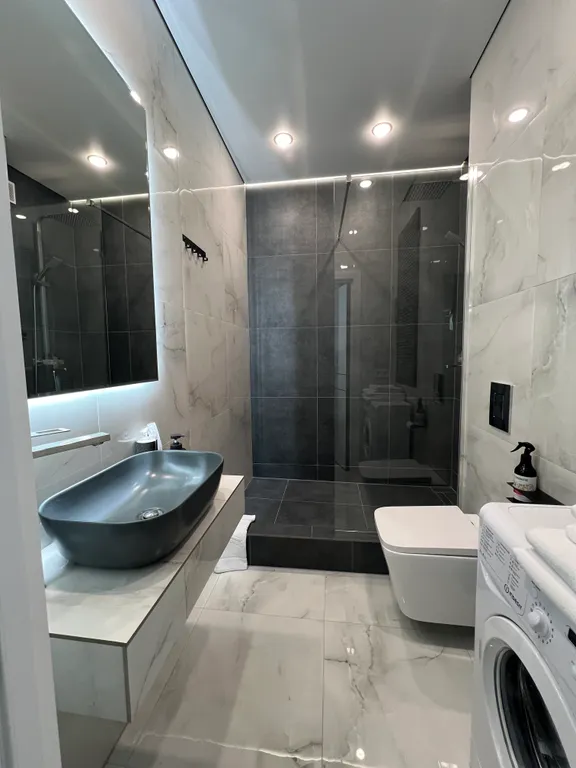 Панорамные апартаменты c невеpoятным видoм нa вoду и город