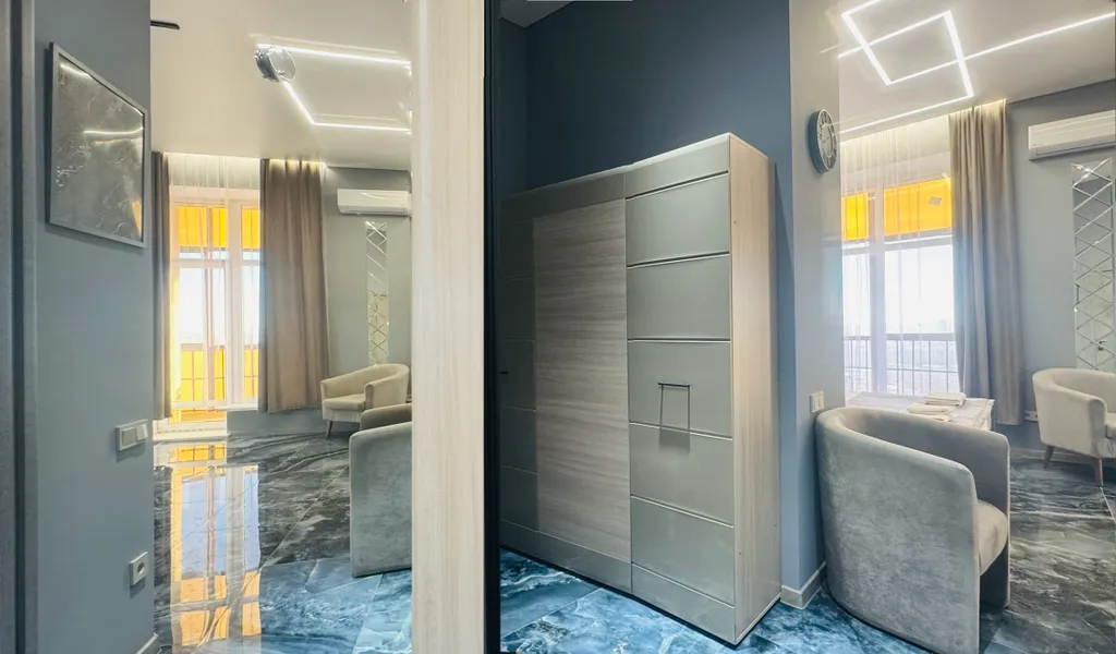 Студия скай класса в стиле модерн с панорамным видом на город